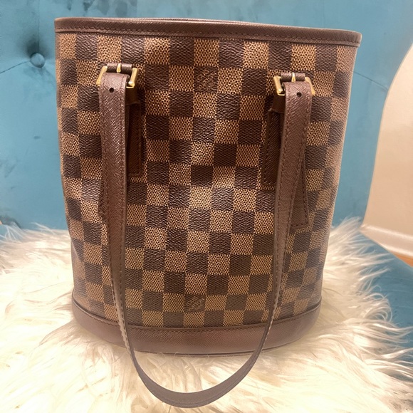 Louis Vuitton - Picture 1 of 8